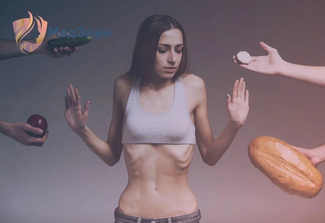 Девушка страдает анорексией
